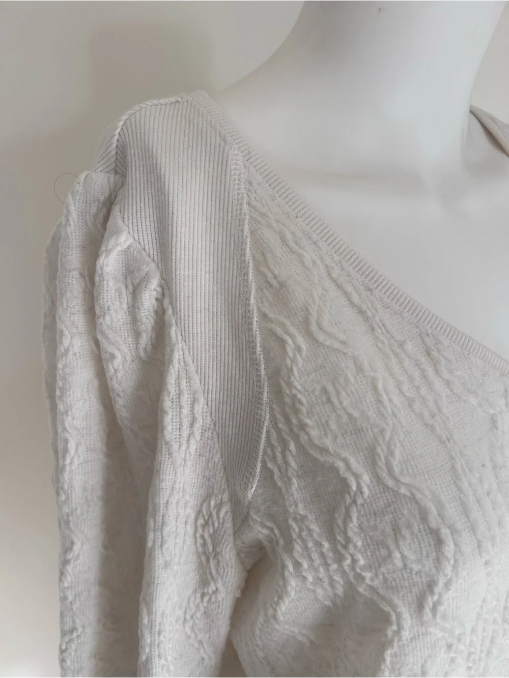 Democracy Ivory Textured V-Neck Split Sleeve Top | Sz PM